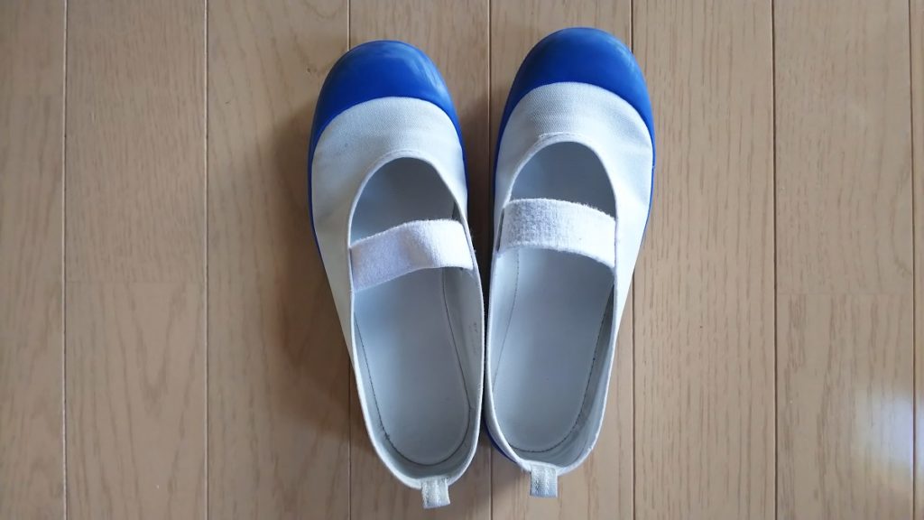 きれいに洗った上靴の写真