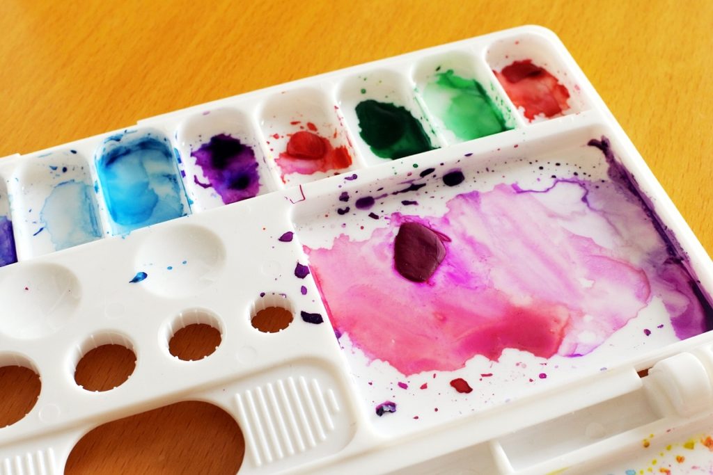 絵の具で汚れた絵の具パレットの画像