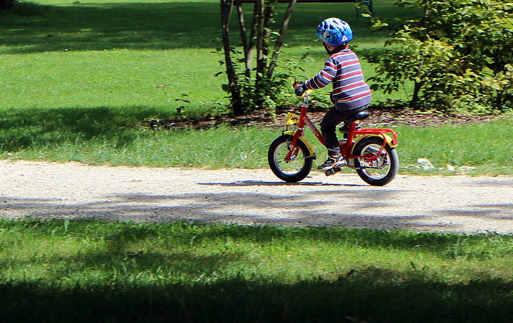 自転車に乗る子供の写真