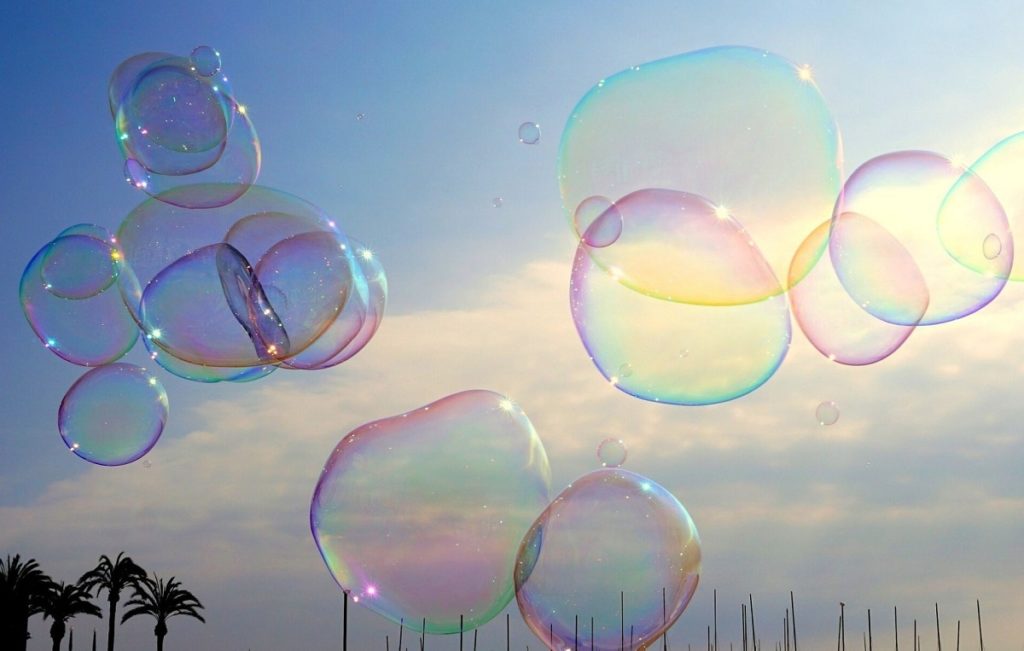 空中を舞うたくさんのシャボン玉の写真