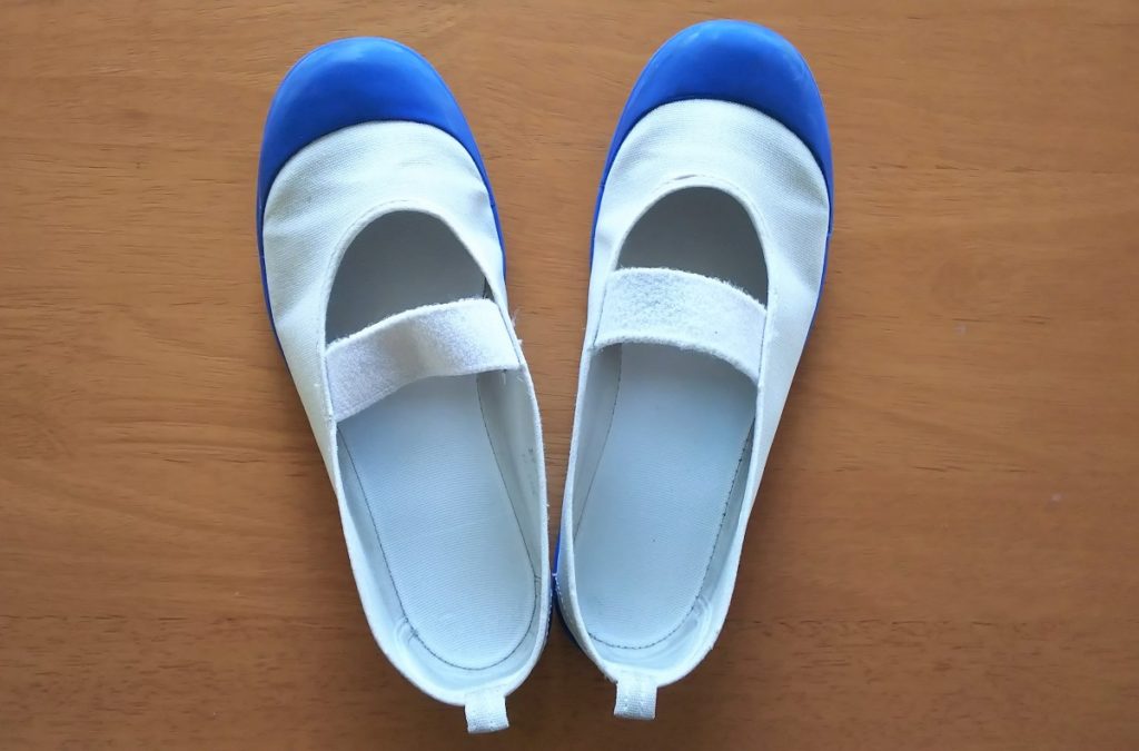 洗ってとても白くなった上靴の写真