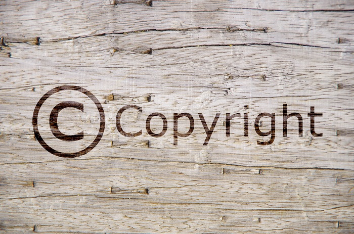 copyrightと印字された壁