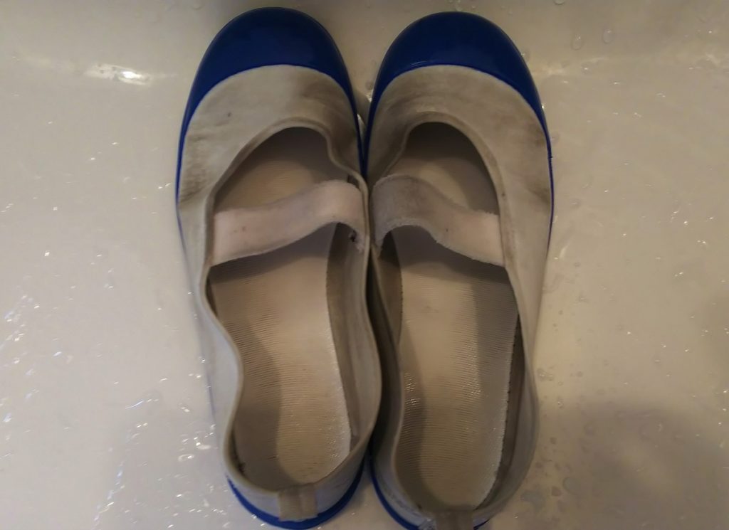 洗う前の汚い上靴の写真