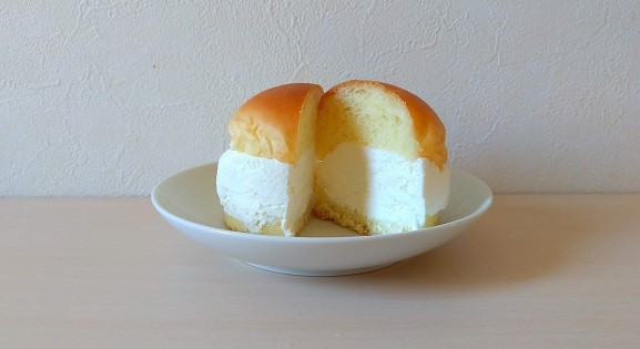 ヤマザキ マリトッツォ チーズクリームを半分に切った商品画像