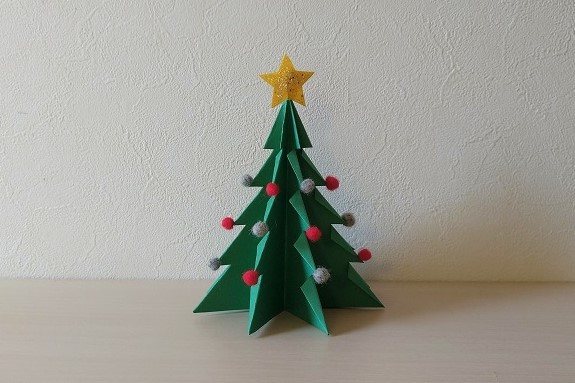 ペーパークラフト折り紙で作った立体のクリスマスツリー
