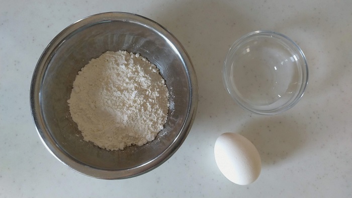 バッター液の材料（小麦粉・卵・水）の写真