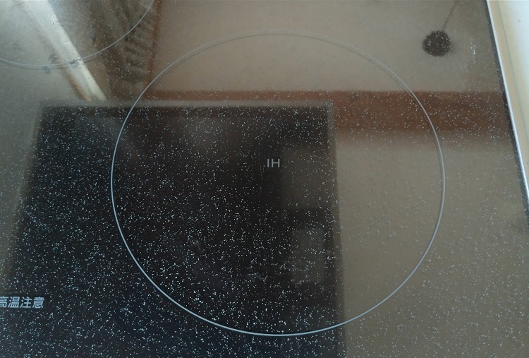 ピカスティックを使用して焦げが無くなったIHのガラストップの写真