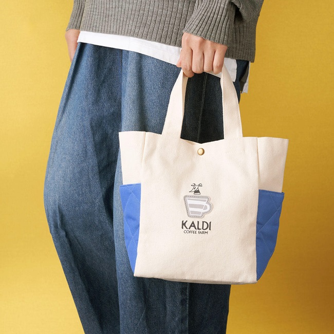 カルディ福袋2024　コーヒー人気セットのバッグを女性が持っている写真
