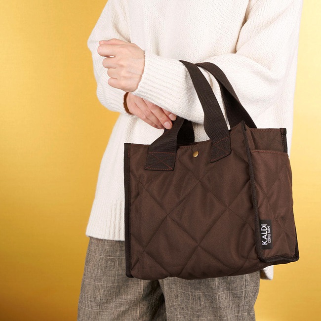カルディ福袋2024　オンライン限定プレミアムコーヒーのバッグを女性が腕にかけている様子の写真