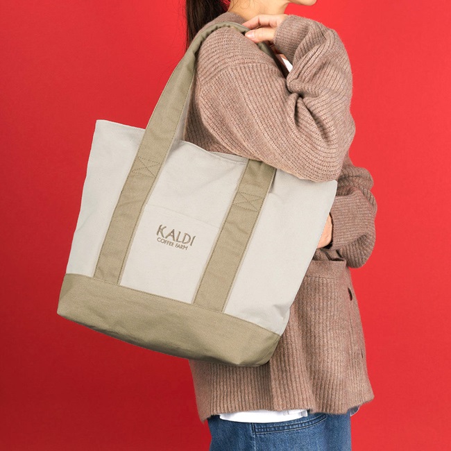 カルディ福袋2024　食品福袋のバッグを女性が肩にかけている写真
