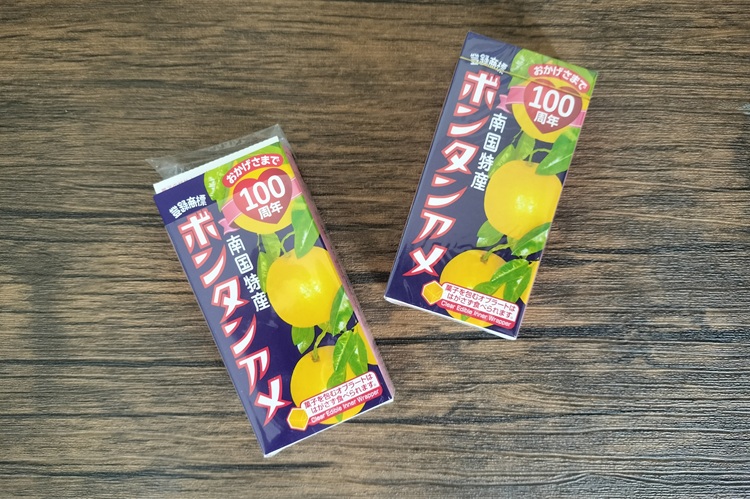 ボンタンアメ2箱が並べられた写真